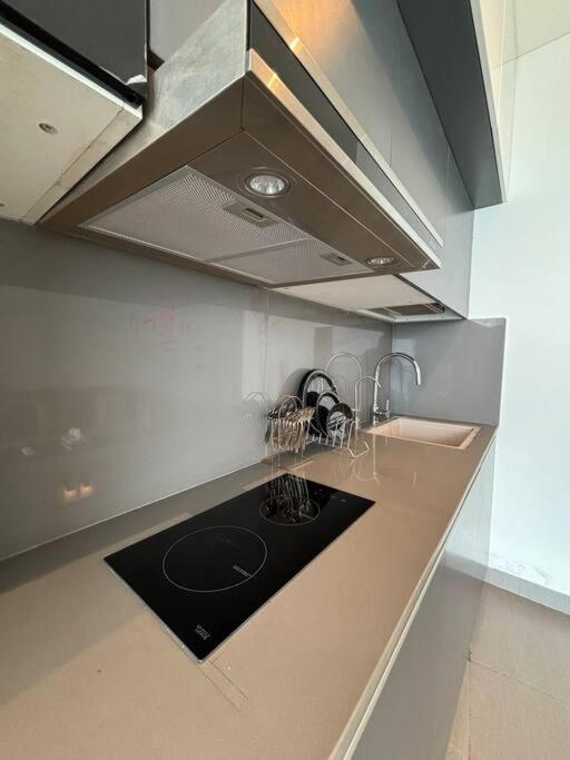 Countryside Luxury Suites - Supernova Noida Új-Delhi Kültér fotó