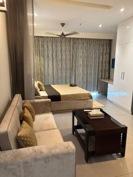Countryside Luxury Suites - Supernova Noida Új-Delhi Kültér fotó