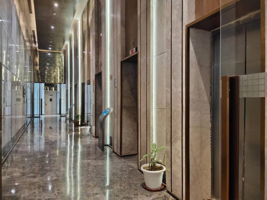 Countryside Luxury Suites - Supernova Noida Új-Delhi Kültér fotó