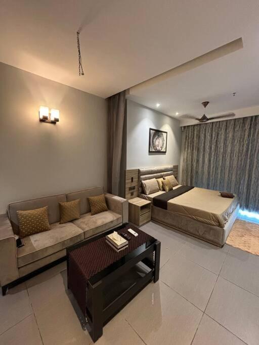 Countryside Luxury Suites - Supernova Noida Új-Delhi Kültér fotó