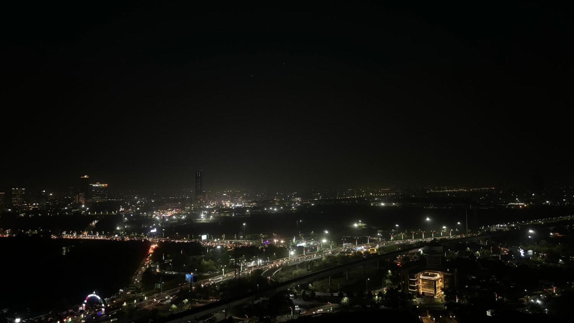 Countryside Luxury Suites - Supernova Noida Új-Delhi Kültér fotó